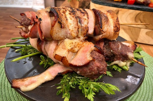 Kafta recheada de mussarela e enrolada no bacon | Band Receitas