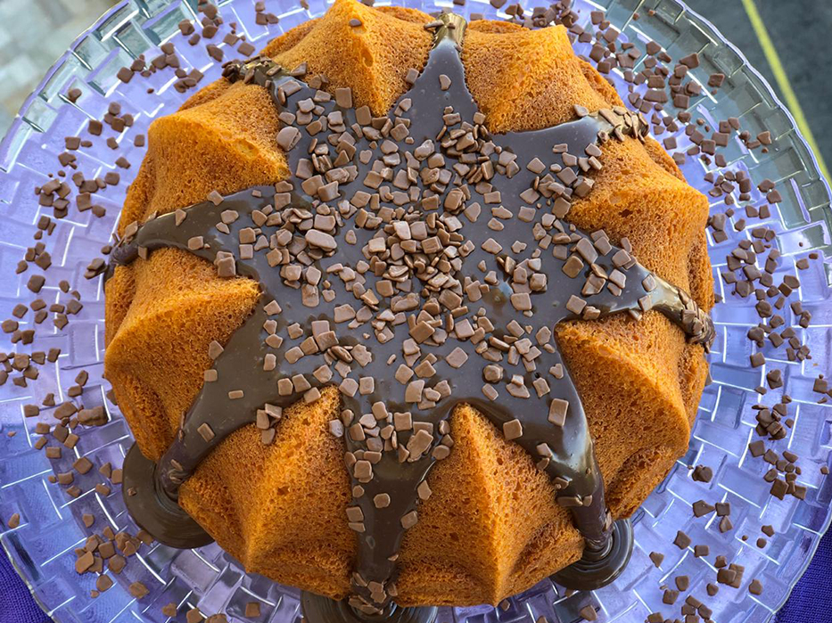 Bolo vulcão de cenoura com brigadeiro mole | Band Receitas
