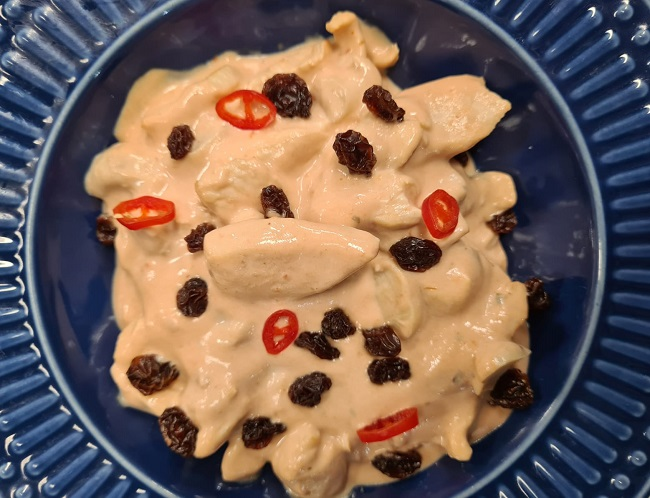 Estrogonofe de frango com passas | Band Receitas