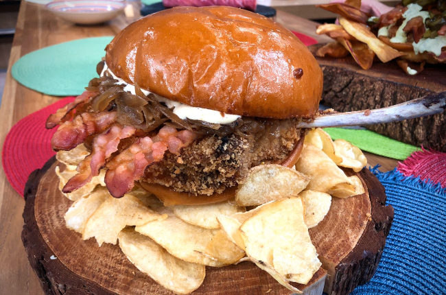 Sanduíche de carré suíno recheado e empanado com bacon caramelizado e maionese de tangerina | Band Receitas