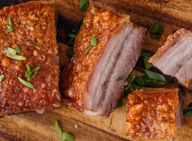 Torresmo na fritadeira fica pronto em 15 minutos Envato Elements