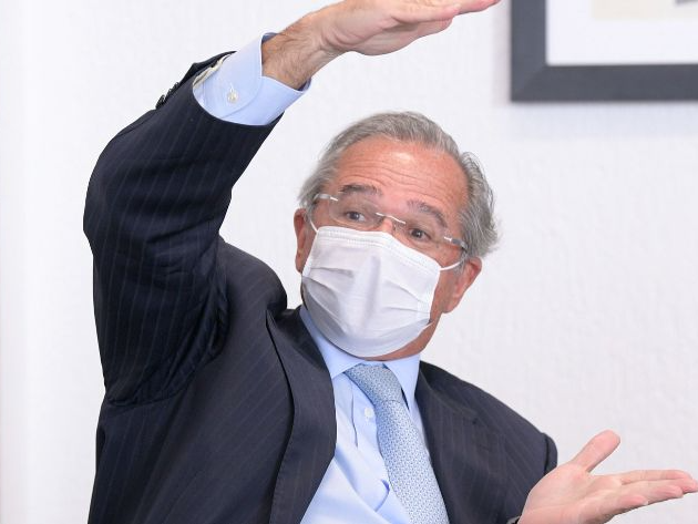 Conta de luz deve aumentar, diz Paulo Guedes: "Não adianta ficar sentado chorando"