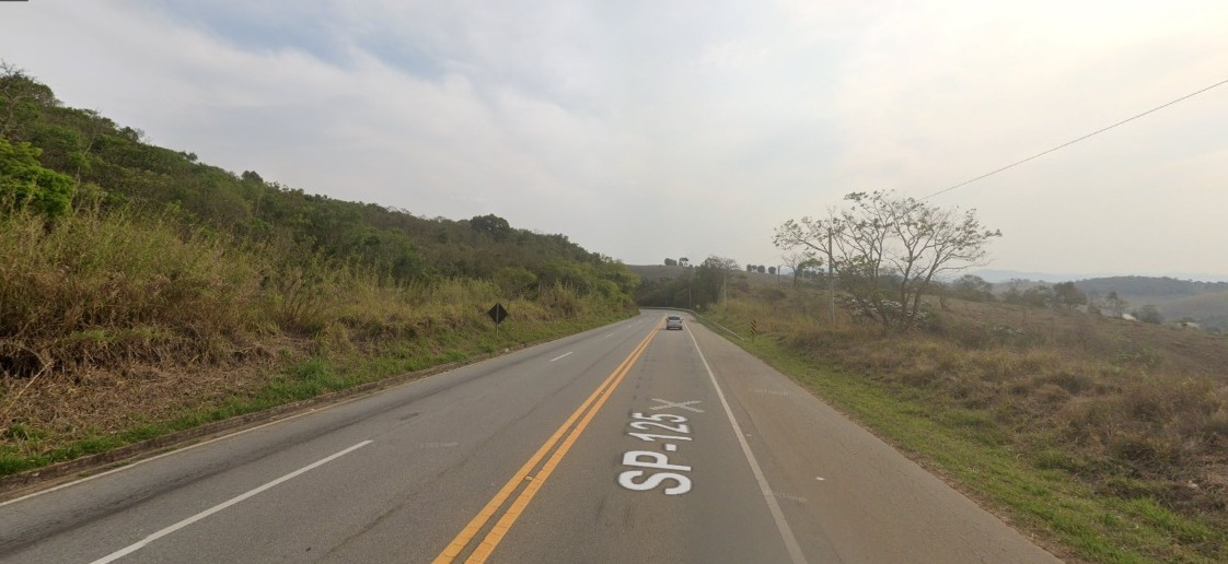 Idosa fica ferida após colisão entre veículos em São Luiz do Paraitinga