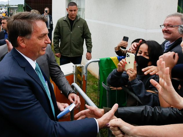Bolsonaro sobe o tom e xinga Barroso em encontro com apoiadores em SC