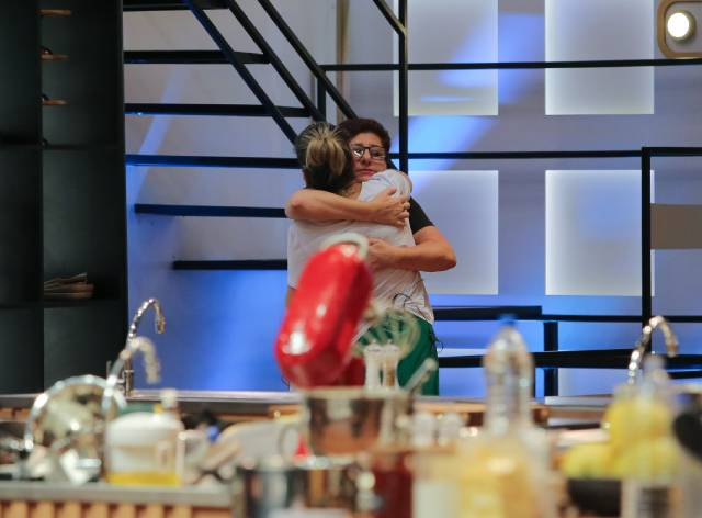 Genesca e Paraskevi se abraçam após eliminação da gaúcha do MasterChef Brasil. Foto: Melissa Haidar/Band