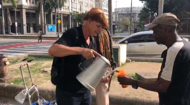 Senhor distribui café da manhã para moradores de rua no Centro do Rio