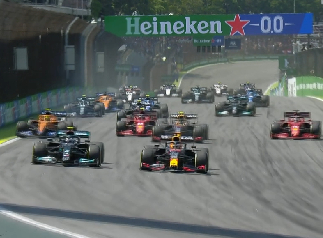 Red Bull faz grande largada em Interlagos e Safety Car é acionado duas vezes; assista
