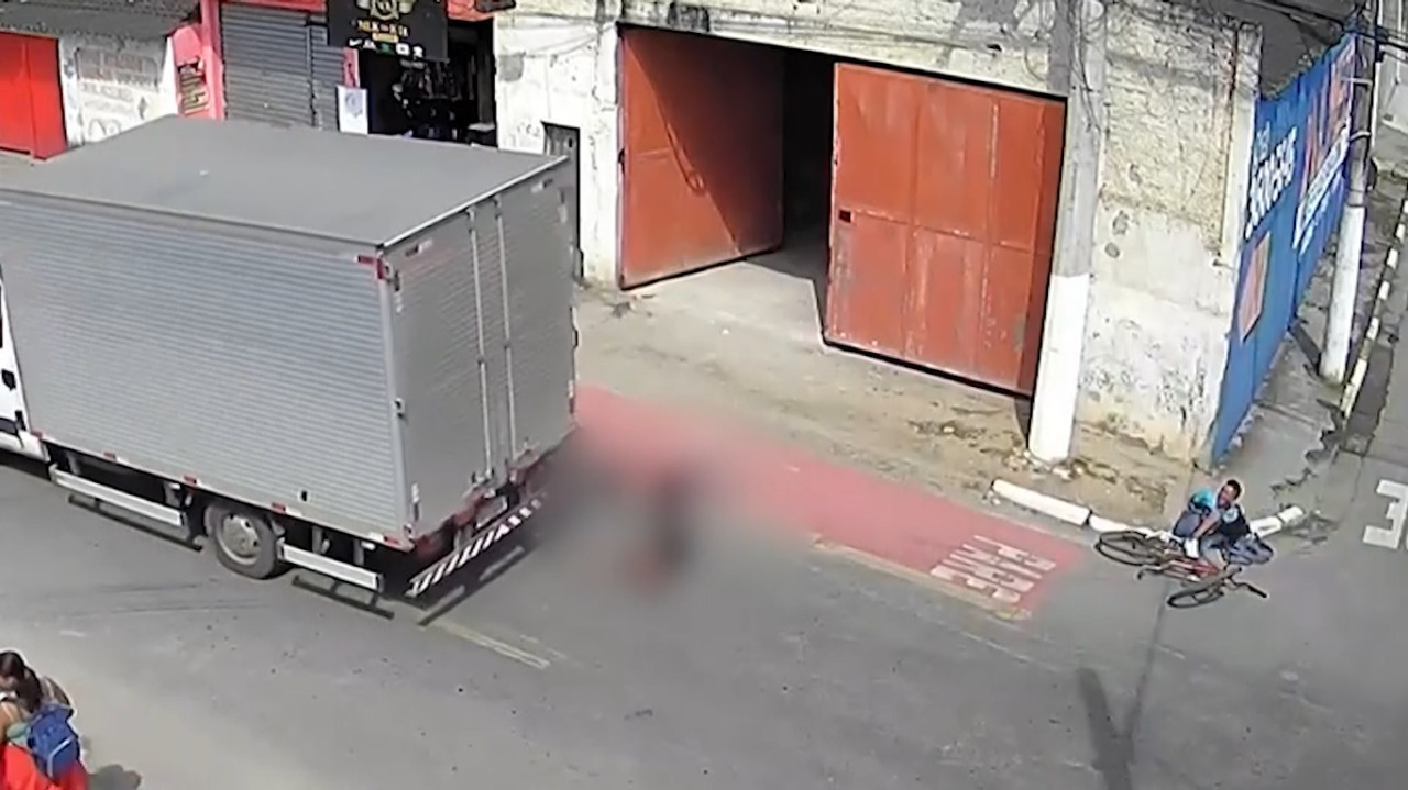 VÍDEO: Ciclista morre após ser atropelado por caminhão em Caraguatatuba