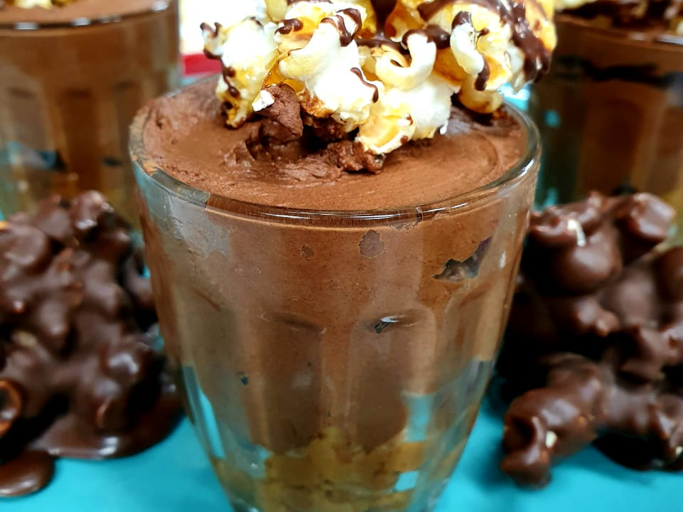 Mousse de chocolate com amendoim e pipoca caramelizada | Band Receitas