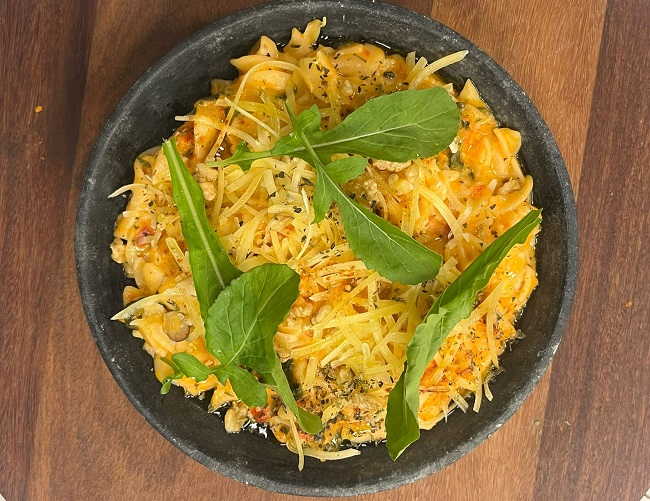 Fusilli gratinado ao molho de tomate seco e rúcula | Band Receitas