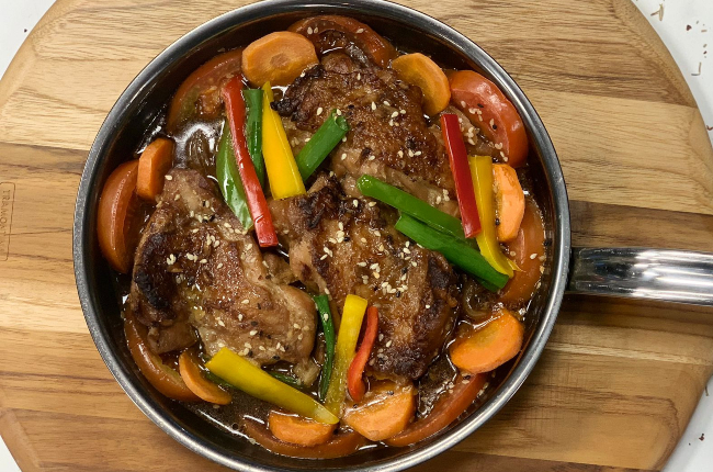 Sobrecoxas de frango ao molho de cebolas | Band Receitas