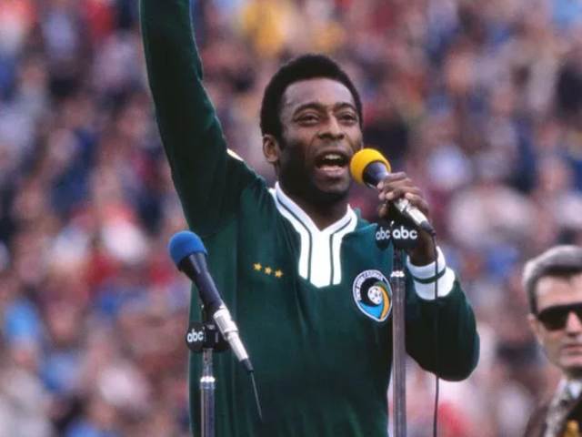 Pelé se despediu do futebol com discurso sobre amor e beijo que virou arte
