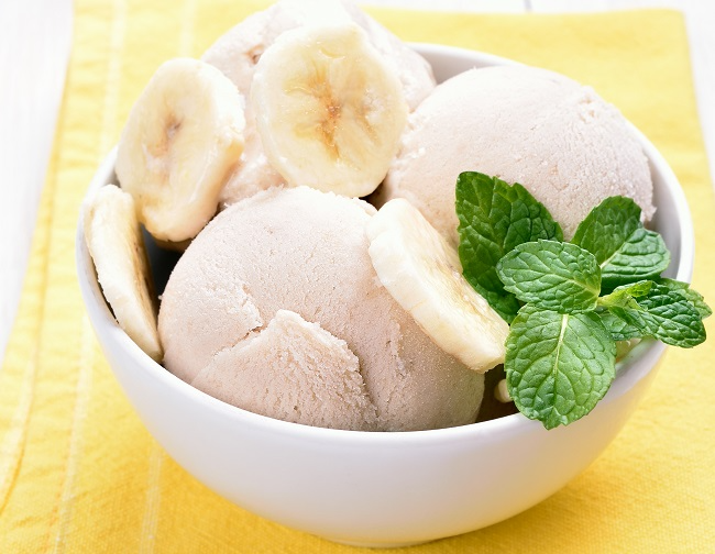 Sorvete caseiro de banana com iogurte é refrescante e nutritivo Envato Elements