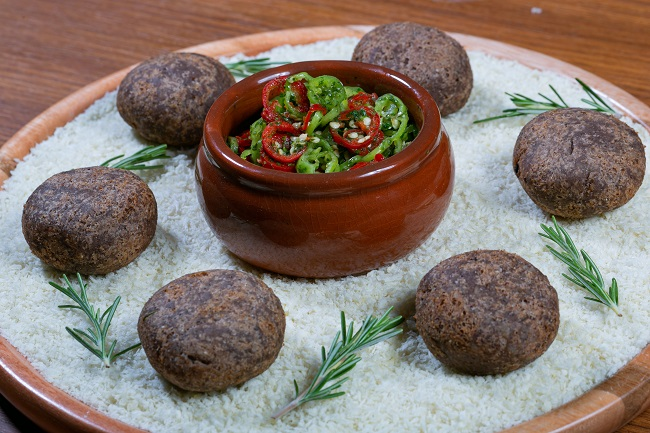 Bolinho de feijoada com vinagrete de pimenta | Band Receitas