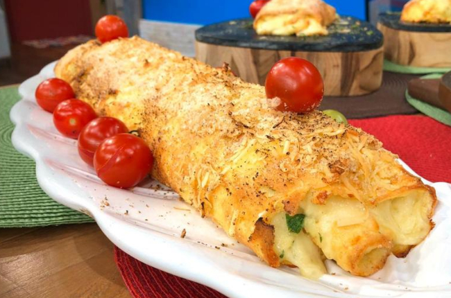 Rocambole de presunto e queijo com cobertura de molho especial | Band Receitas