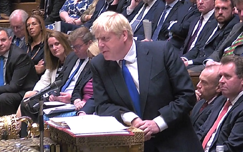 Boris Johnson promete ficar no cargo em meio a escândalo e renúncia de ministros
