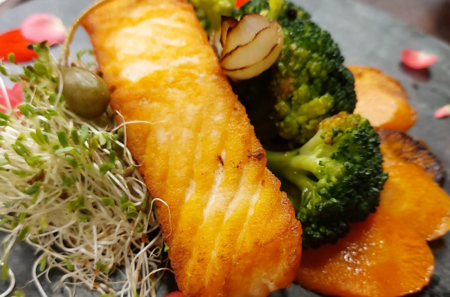 Filé de salmão grelhado com legumes | Band Receitas
