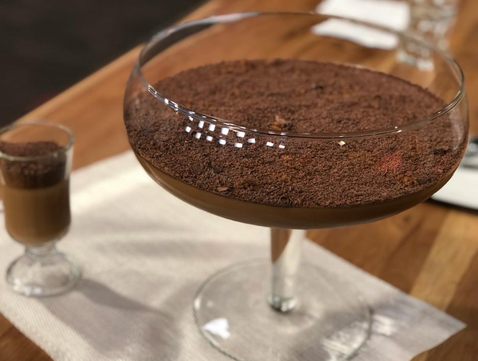 Alfajor cremoso com chocolate e farofa de canela | Band Receitas