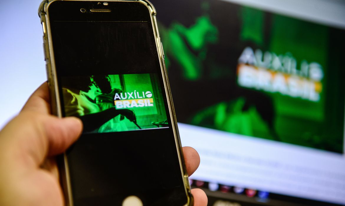 Auxílio Brasil: pagamento da parcela de outubro começa nesta terça (11)