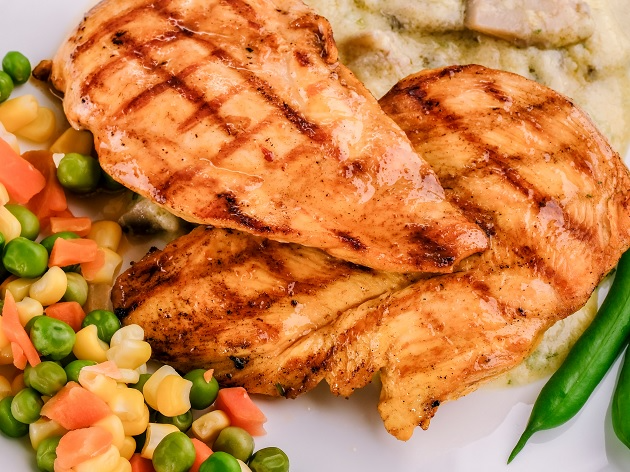 Frango é boa opção para ganhar massa muscular Envato Elements