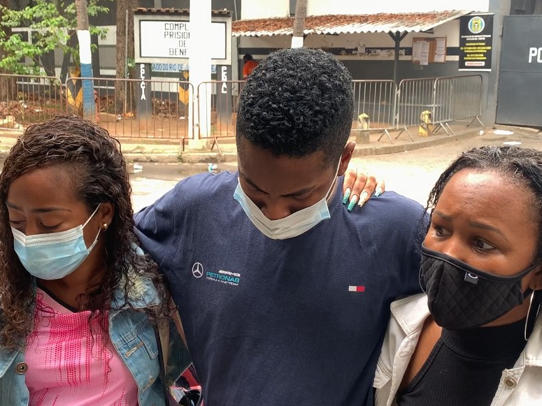 Jovem preso por reconhecimento fotográfico é solto após Justiça ver prisão como falha