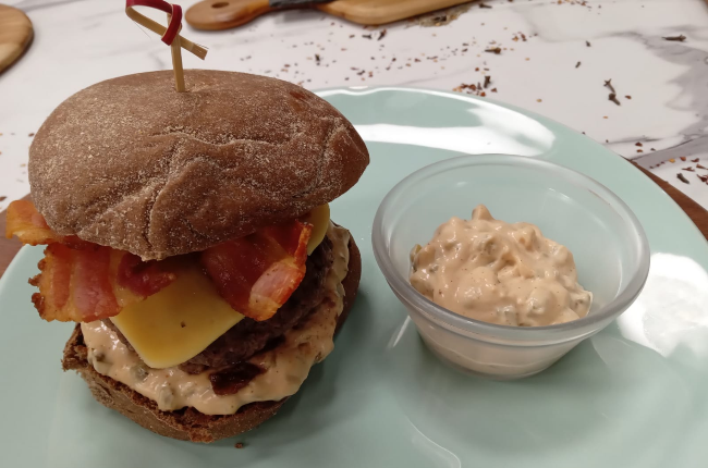 Hambúrguer de costela com molho especial | Band Receitas