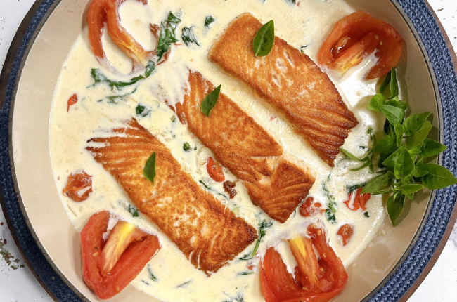 Salmão com tomatinhos confitados e espinafre | Band Receitas