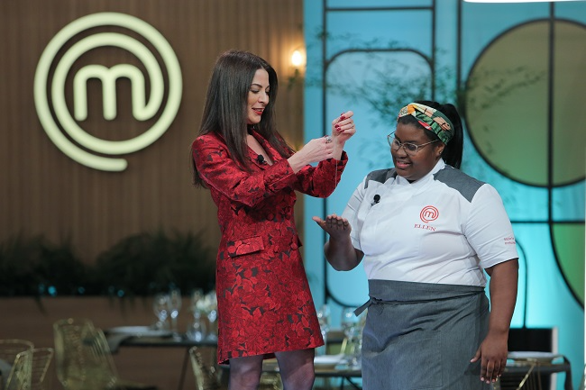 Ellen é destaque positivo; à Ana Paula Padrão, mostra escapulário que ganhou da amiga e levou para dar sorte
