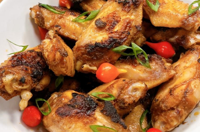 Meio da asa ao barbecue com farofa de alho | Receita Swift