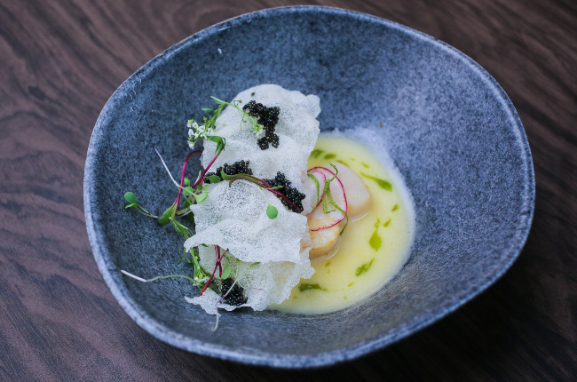 Vieiras grelhadas com molho beurre blanc de dashi refrescante, óleo de cebolinha e crocante de arroz | Band Receitas