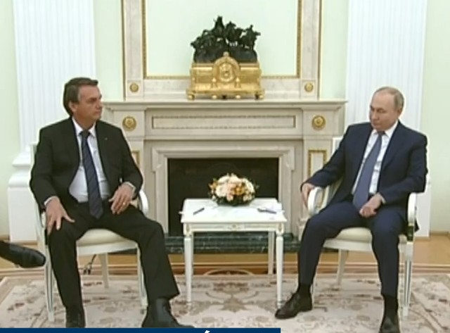 "Somos solidários à Rússia", diz Bolsonaro ao se reunir com Putin