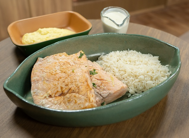 Salmão com molho branco, arroz e purê de batata doce | Band Receitas