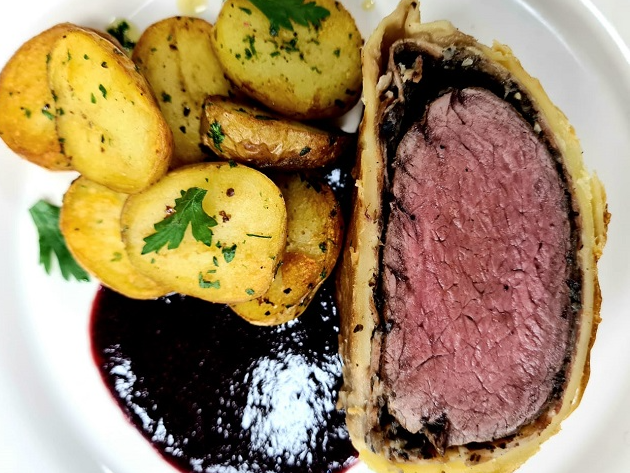 Beef Wellington com batatas ao murro e sauté de aspargos | Band Receitas