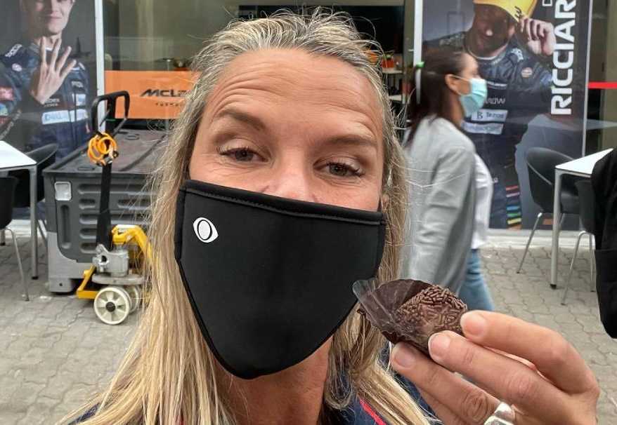 Mariana Becker ganha brigadeiro de Ricciardo em Interlagos