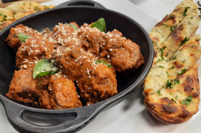 Almôndegas ao molho de tomate e pão de alho cremoso | Band Receitas