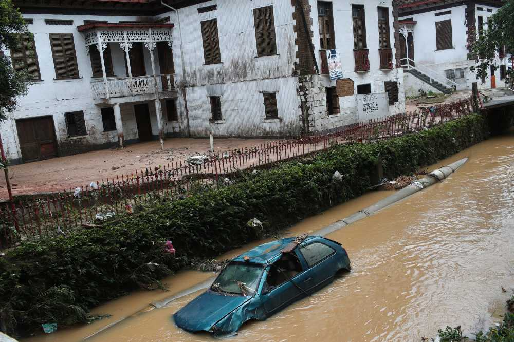 Veja imagens dos estragos causados pela chuva em Petrópolis (RJ)