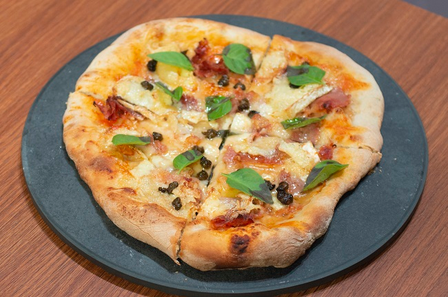 Pizza de presunto cru com queijo brie e alcaparra | Band Receitas