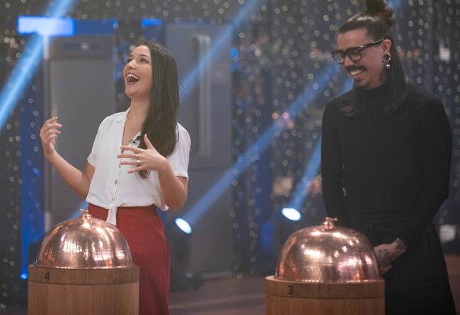 Bia Napolitano come mamão no MasterChef, quase passa mal e web reage