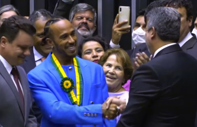 Lewis Hamilton recebe título inédito de cidadão honorário do Brasil