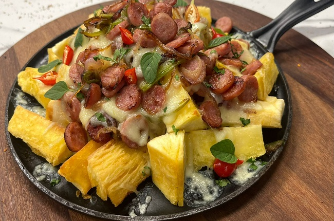 Mandioca frita e gratinada com refogado de linguiça | Band Receitas