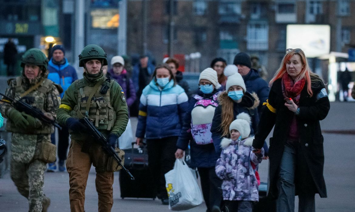Ucrânia acusa Rússia de bombardear corredores humanitários