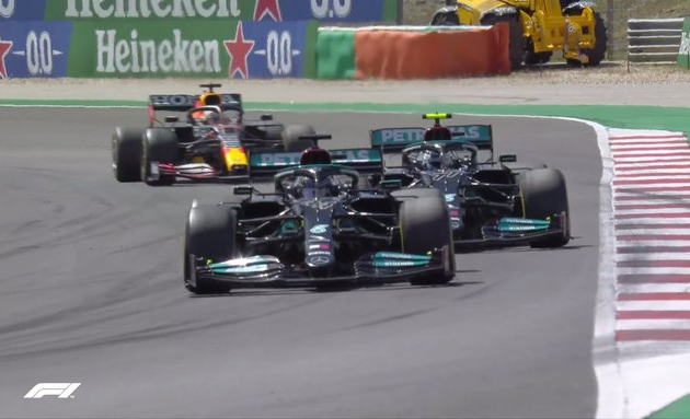 Hamilton supera Verstappen e Bottas e vence fácil o GP de Portugal
