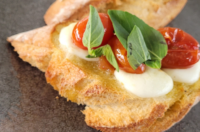 Bruschetta de tomate cereja confit, presunto parma e manjericão | Band Receitas