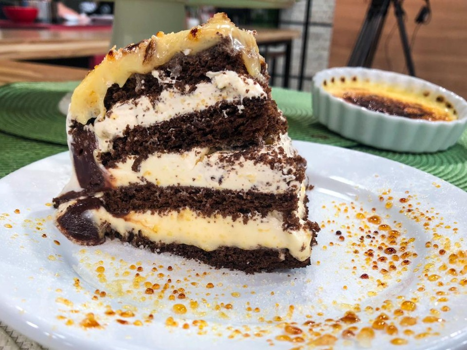 Bolo de chocolate recheado com crème brûlée | Band Receitas