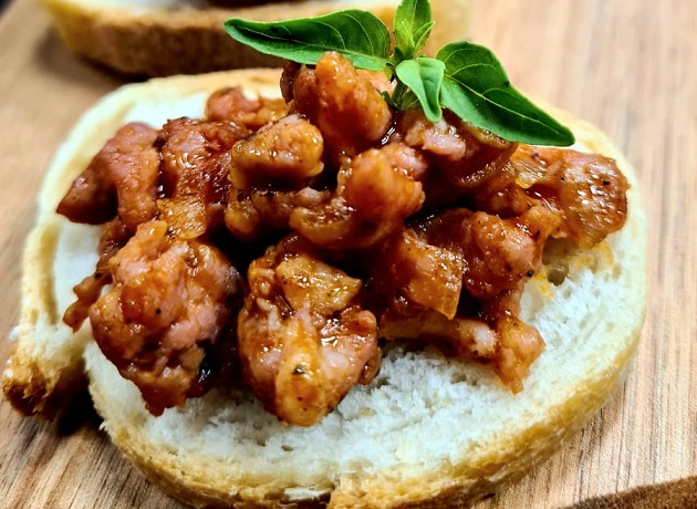 Bruschetta com ragu de linguiça toscana | Band Receitas
