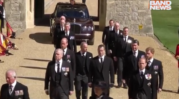 William e Harry são separados em cortejo do funeral de Philip