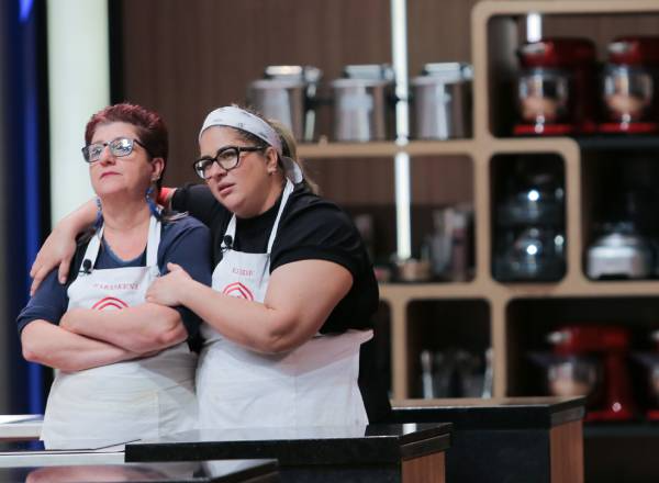 Paraskevi e Edleide durante episódio da 9ª temporada do MasterChef Brasil. Foto: Melissa Haidar/Band