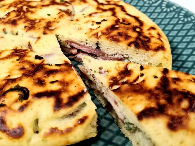 Torta de frigideira de calabresa acebolada | Band Receitas