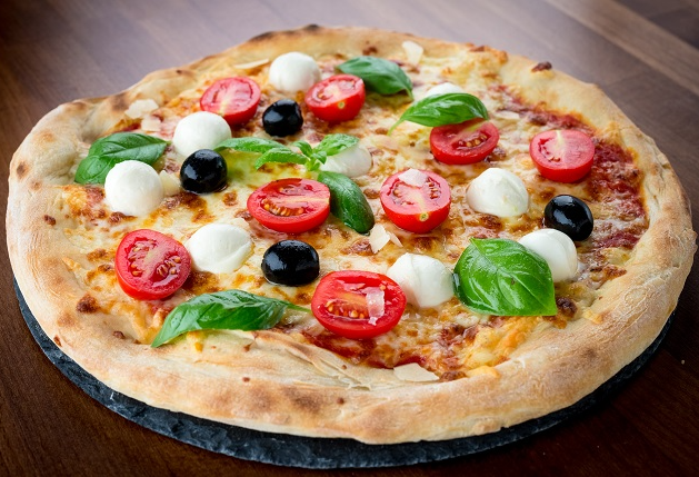 Pizza de peito de peru com muçarela de búfala | Band Receitas