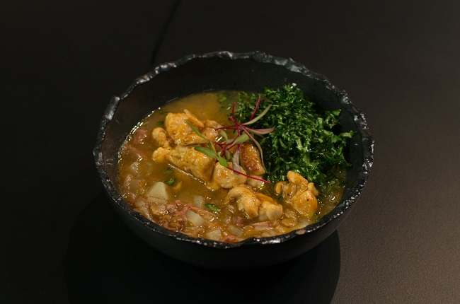 Caldo de lentilha e batata com crispy de couve e frango | Band Receitas